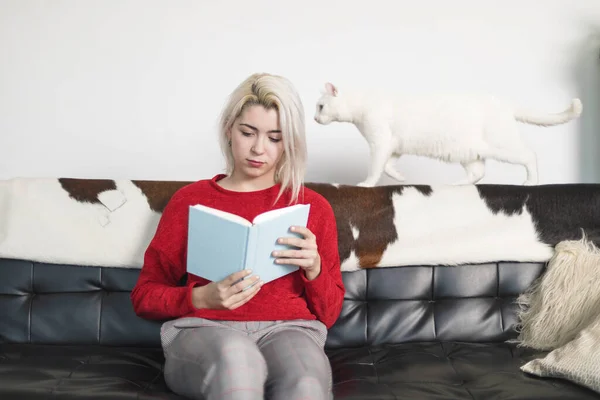 Eine Schöne Frau Liest Ihrem Wohnzimmer Ein Buch — Stockfoto