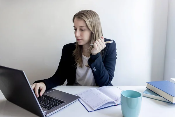 Mujer Emprendedora Sonriente Sentada Casa Trabajando Con Portátil — Foto de Stock