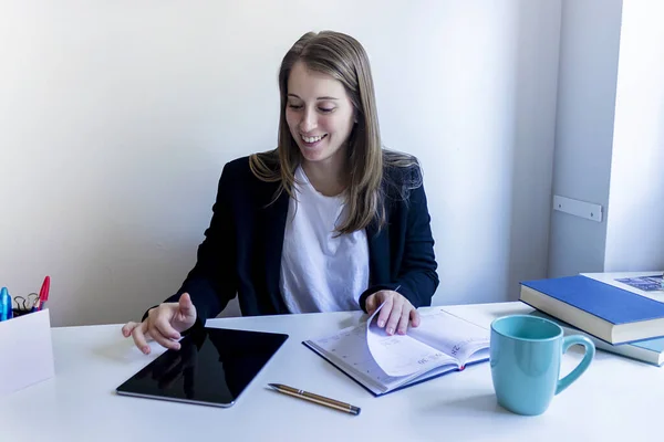 Joven Empresaria Mujer Trabajando Casa Anotando Negocios — Foto de Stock