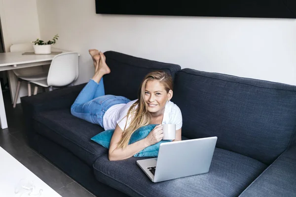 Mujer Pelo Bastante Largo Tumbado Sofá Con Ordenador Portátil Trabajando — Foto de Stock