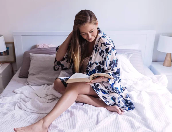 Hermosa Mujer Cama Libro Lectura —  Fotos de Stock