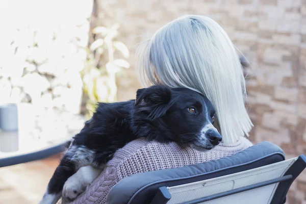 Όμορφη Καυκάσια Κοπέλα Αγκαλιάζει Κατοικίδιο Ζώο Του Σκύλου Της Κάθεται — Φωτογραφία Αρχείου