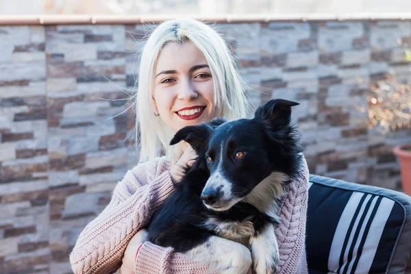 Όμορφη Καυκάσια Κοπέλα Αγκαλιάζει Κατοικίδιο Ζώο Του Σκύλου Της Κάθεται — Φωτογραφία Αρχείου