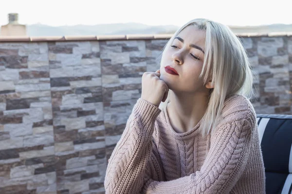 Mujer Triste Infeliz Sentada Terraza Casa — Foto de Stock