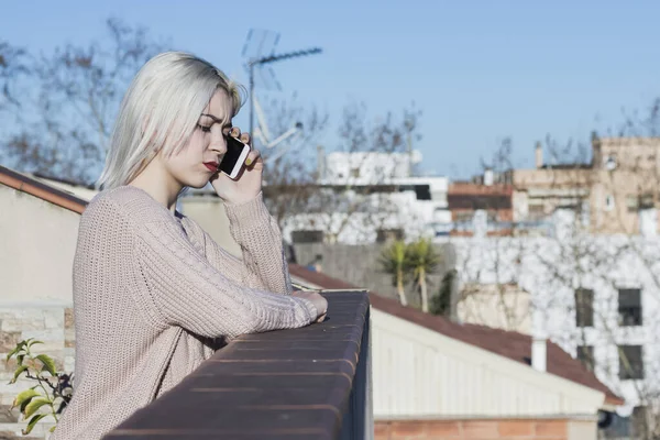 Chica Hablando Teléfono Inteligente Mientras Está Pie Balcón — Foto de Stock