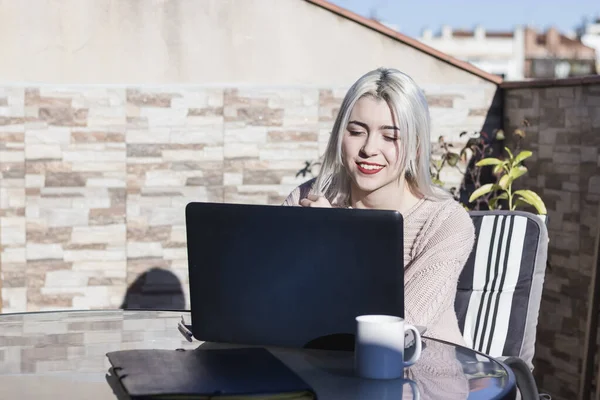 Estudiante Chica Usando Ordenador Portátil Mientras Sienta Aire Libre Casa — Foto de Stock