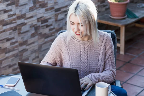 Estudiante Chica Usando Ordenador Portátil Mientras Sienta Aire Libre Casa — Foto de Stock