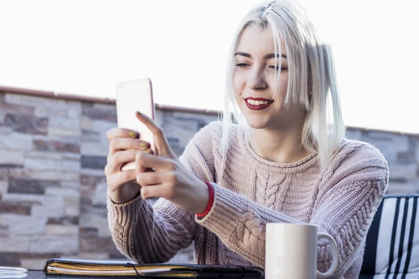 Retrato Una Mujer Morena Sosteniendo Smartphone Mientras Descansa Terraza Aire — Foto de Stock