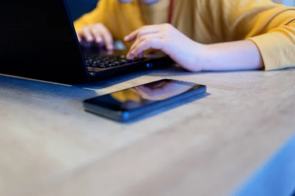 Top Weergave Van Een Tiener Met Behulp Van Een Laptop — Stockfoto