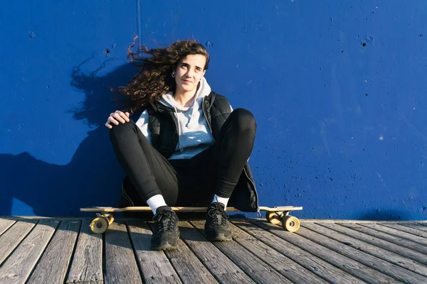Adolescente Hembra Sentada Longboard Apoyada Una Pared Azul — Foto de Stock