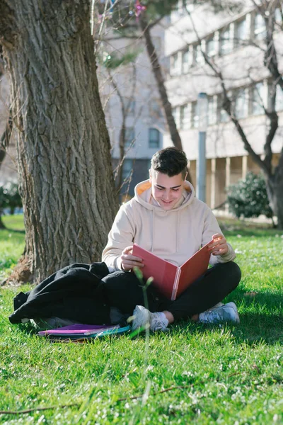 Teenager Sitzt Mit Buch Auf Dem Schulrasen — Stockfoto