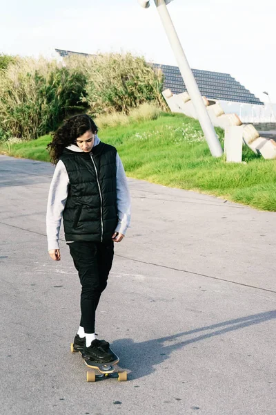 Adolescente Patinando Longboard Parque Ciudad Día Soleado — Foto de Stock