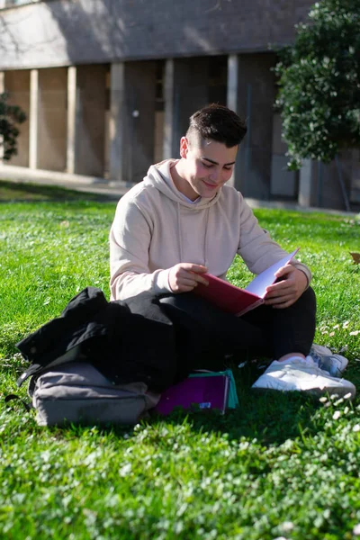 Teenager Sitzt Mit Buch Auf Dem Schulrasen — Stockfoto