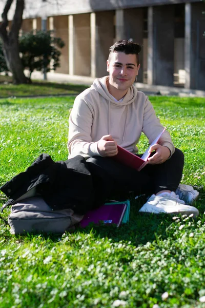 Teenager Sitzt Mit Buch Auf Dem Schulrasen — Stockfoto