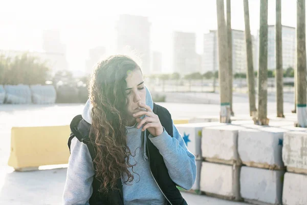 Joven Adolescente Sienta Mientras Fuma — Foto de Stock