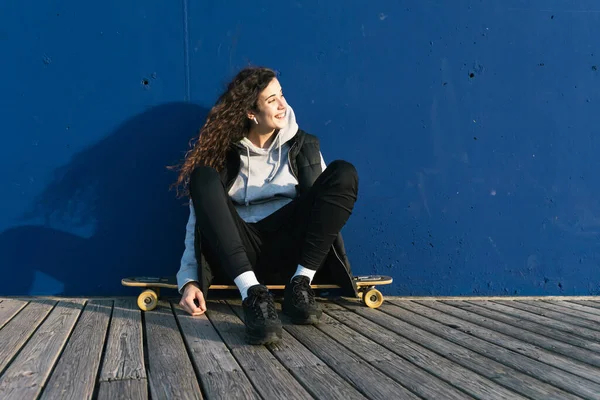 Adolescente Hembra Sentada Longboard Apoyada Una Pared Azul — Foto de Stock