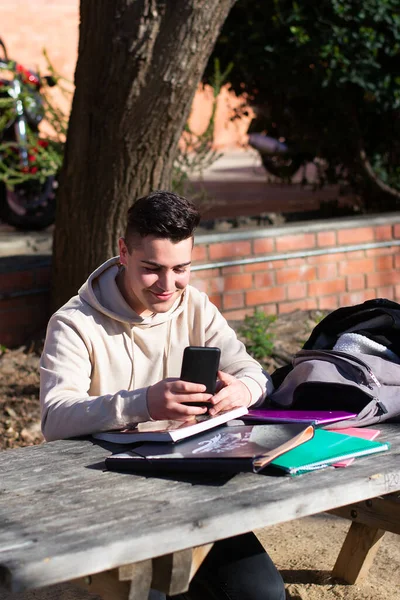 Junger Student Sitzt Einem Park Während Ein Handy Auf Einem — Stockfoto