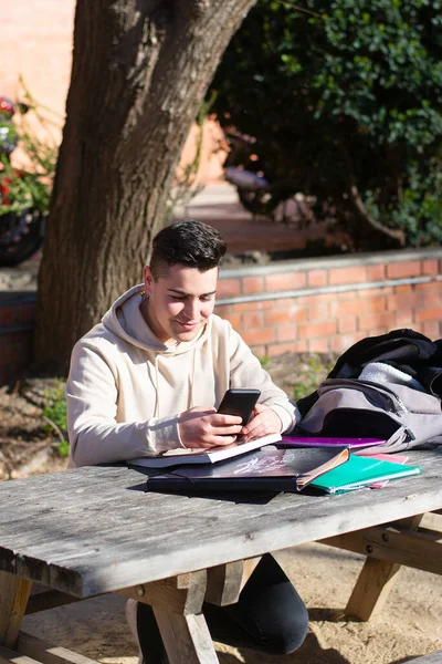 Junger Student Sitzt Einem Park Während Ein Handy Auf Einem — Stockfoto