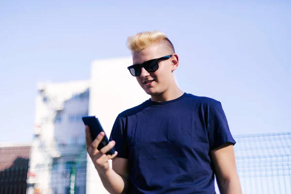 Jong Blond Man Met Behulp Van Een Mobiele Telefoon Straat — Stockfoto