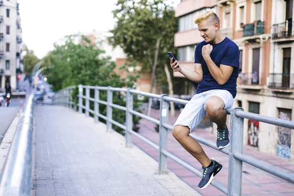 Fiatal Tinédzser Fiú Szőke Frufru Utcán Miközben Egy Mobiltelefon — Stock Fotó