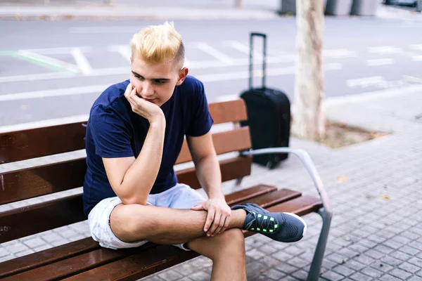 Mladý Muž Sedící Lavičce Ulici Rukama Tváři Ustaraný Smutný — Stock fotografie