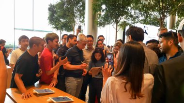 Apple Inregaram 'ın yönetim kurulu başkanı Tim Cook, Asya turu sırasında Tayland' daki ilk Apple Mağazası olan Apple Inregaram 'da müşterilerle buluştu..