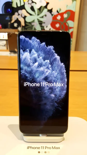 IPhone 11Pro Max está mostrando na mesa de madeira na Apple Store Iconsiam . — Fotografia de Stock