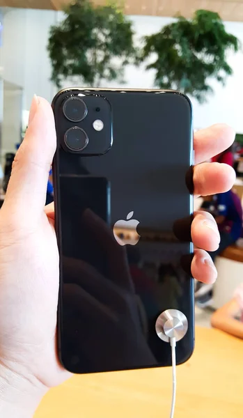 Mão no iPhone 11 com cor bloack na Apple Store Iconsiam . — Fotografia de Stock