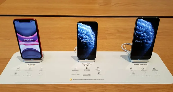 IPhone 11, 11 Pro e 11 Pro Max estão aparecendo na mesa de madeira na Apple Store Iconsiam . — Fotografia de Stock