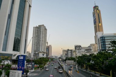 Akşamları Bangkok 'un aşağısındaki Sri Ayuthaya Yolu.
