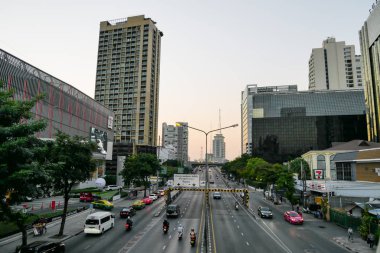 Akşamları Bangkok 'un aşağısındaki Sri Ayuthaya Yolu.