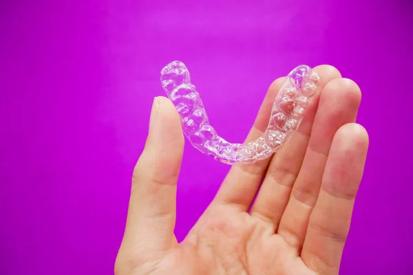 Hand Holding Clear Plastic Retainer Teeth Isolated Purple Background Equipment — Stock Photo, Image