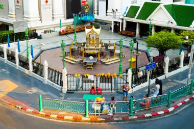 BANGKOK, THAILAND - 5 Nisan 2020: Erawan Tapınağı (Thao Maha Phrom Tapınağı) Ratchaprasong Kavşağı COVID-19 nedeniyle geçici olarak kapatıldı ve Bangkok kapatıldı