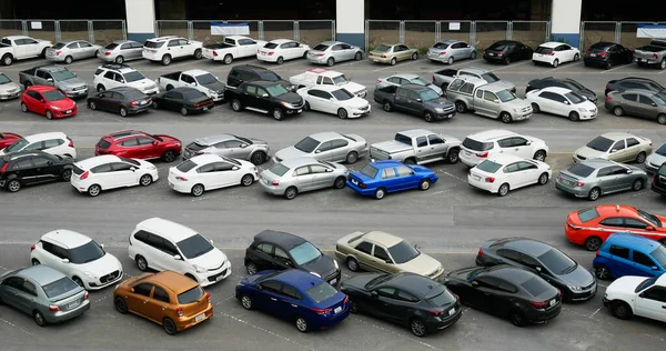 Αυτοκίνητα Σταθμευμένα Υπαίθριο Χώρο Στάθμευσης Στο Πολλά Κτίρια Στο Παρασκήνιο — Φωτογραφία Αρχείου