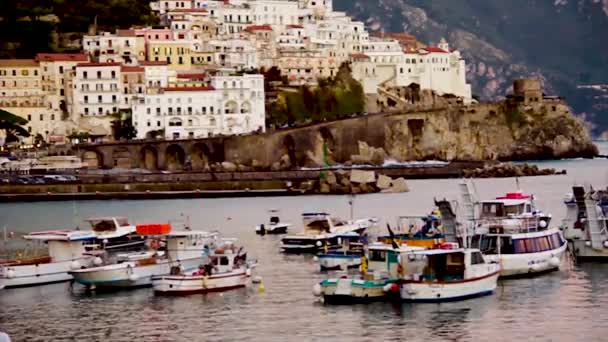 Amalfi Itália Novembro 2019 Belo Panorama Amalfi Com Barcos Edifícios — Vídeo de Stock