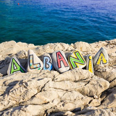 Arnavutluk ülke adı ile denizin içinde belgili tanımlık geçmiş sahne taş,