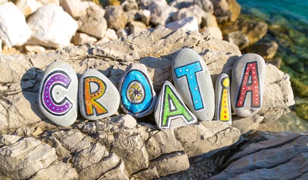 Хорватія ім'я з розписом каменів на тлі моря — стокове фото