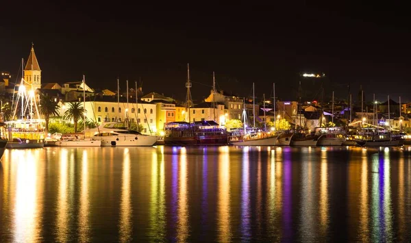 Pięknej nocy krajobraz miasta Makarska, popularnego kurortu w Chorwacji — Zdjęcie stockowe