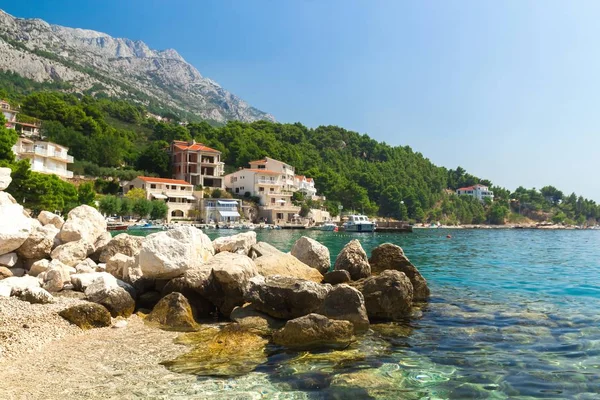 Paisaje de verano, playa rocosa en Brela, Croacia, Europa —  Fotos de Stock