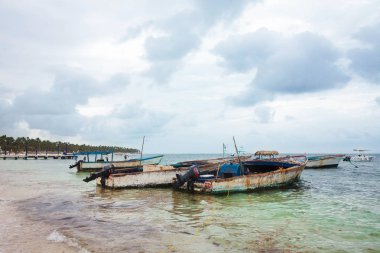 Güzel Rus kız kış giysileri bir bulut gün Noel top eğleniyor Tverskaya Meydanı'nda Noel zamanında el ile