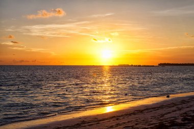 Güzel Rus kız kış giysileri bir bulut gün Noel top eğleniyor Tverskaya Meydanı'nda Noel zamanında el ile