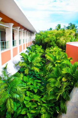 Güzel Rus kız kış giysileri bir bulut gün Noel top eğleniyor Tverskaya Meydanı'nda Noel zamanında el ile