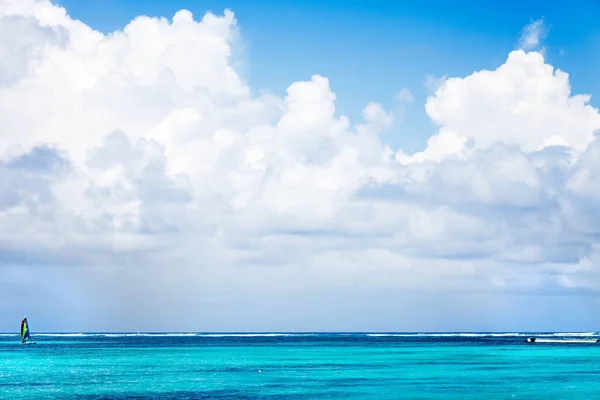 Kristalheldere Oceaan in Punta Cana — Stockfoto