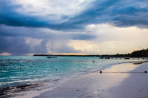 Hermoso amanecer en la playa de Punta Cana, Bavaro — Foto de Stock