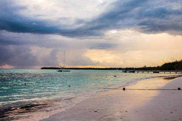 Belo nascer do sol na praia em Punta Cana, Bavaro — Fotografia de Stock