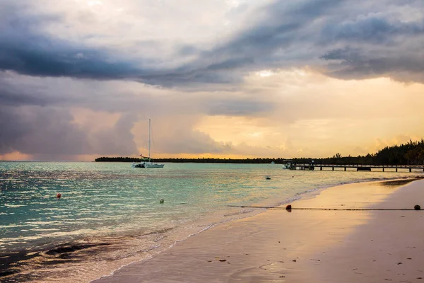 Beau lever de soleil sur la plage de Punta Cana, Bavaro — Photo