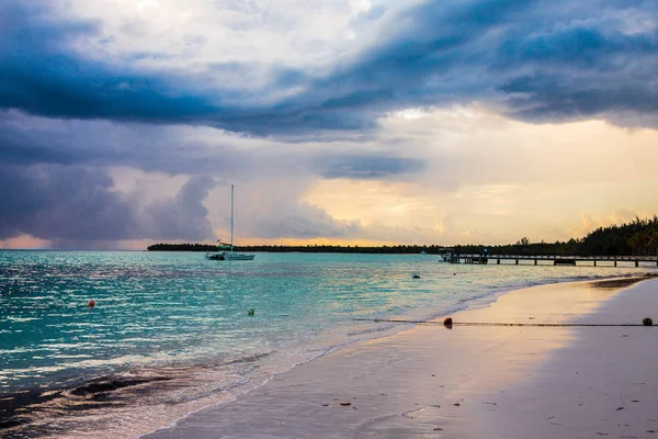 Beau lever de soleil sur la plage de Punta Cana, Bavaro — Photo