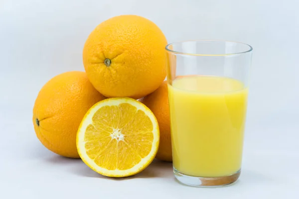 Group Oranges Next Half Glass Juice — Stock Photo, Image