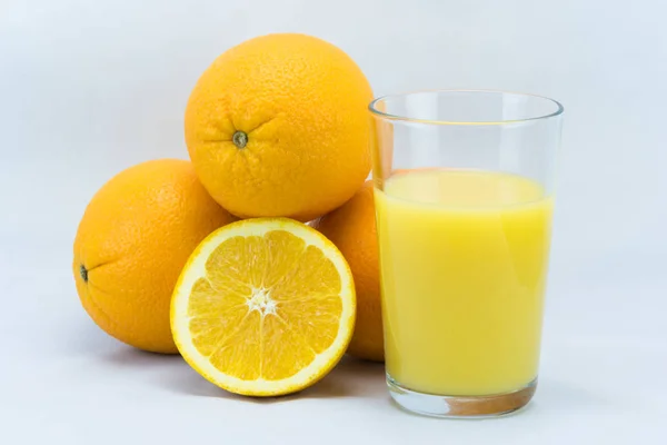 Grupo Naranjas Junto Medio Vaso Jugo — Foto de Stock