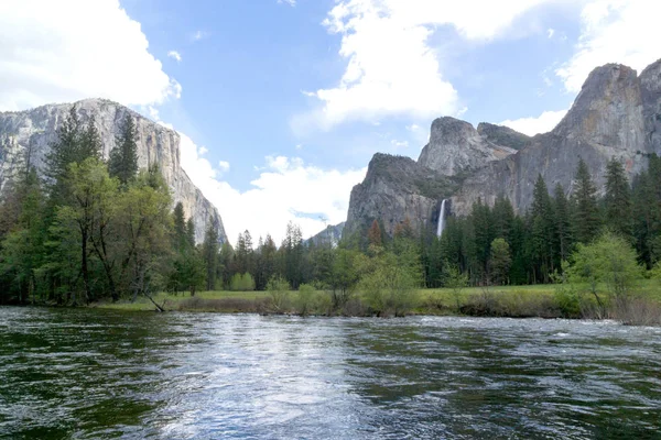 Vallée de Yosemite et rivière merced — Photo